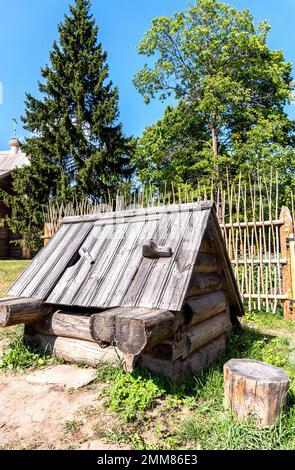Traditionelles hölzernes Wasser auf dem Land im russischen Dorf im Sommer Stockfoto