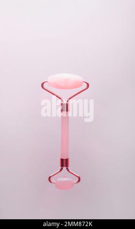 Rosen-Quarzwalze, Behandlung Zum Abkratzen Des Gesichts Stockfoto