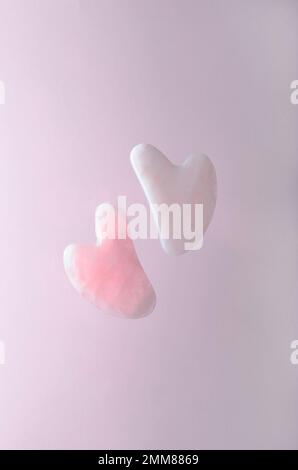 Rose Quartz Gua Sha Tool, Gesichtslifter-Kratzer-Massagebehandlung Stockfoto