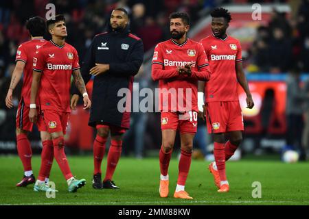 Leverkusen, Deutschland. 29. Januar 2023. Fußball: Bundesliga, Bayer Leverkusen - Borussia Dortmund, Matchday 18 in der BayArena, Leverkusen-Spieler gehen nach der Niederlage. WICHTIGER HINWEIS: Gemäß den Anforderungen der DFL Deutsche Fußball Liga und des DFB Deutscher Fußball-Bund ist es verboten, im Stadion aufgenommene Fotos und/oder das Spiel in Form von Sequenzbildern und/oder videoähnlichen Fotoserien zu verwenden oder verwenden zu lassen. Kredit: Marius Becker/dpa/Alamy Live News Stockfoto