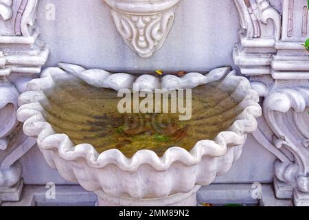 Dekorativer Springbrunnen aus weißem Marmor mit Wasserbecken in Istanbul Türkei Stockfoto