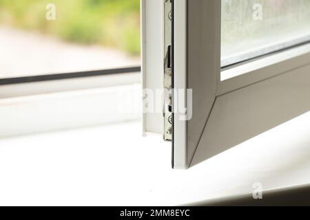 Schmutziges Fenster mit einer Schwelle mit Schimmel von Feuchtigkeit, Pilz auf dem Fenster in der Wohnung, reparieren Stockfoto