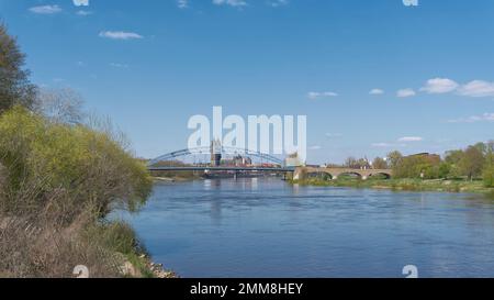 Silhouette der Stadt Magdeburg an der Elbe mit Magdeburger Kathedrale und Sternbrücke im Vordergrund Stockfoto