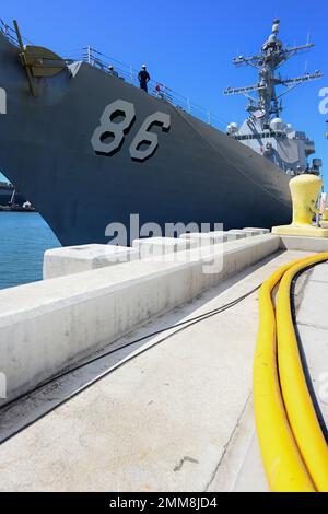 Der Arleigh-Burke-Klasse-Zerstörer USS Shoup (DDG 86) während er am Marinestützpunkt San Diego am 15. September 2022 festsaß. Shoup bereitet sich auf die Teilnahme an einem Live Fire mit einer Zweckübung vor. Stockfoto