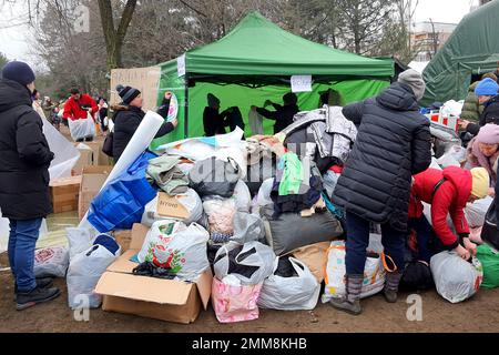 Humanitäre Hilfe in der Ukraine. Freiwillige sammeln Kleidung und Nahrung für die Opfer des russischen Raketenangriffs auf Wohngebäude. Krieg in der Ukraine, Dnipro, Stockfoto