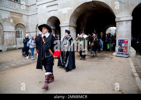 London, Vereinigtes Königreich, 29. Januar 2023, Kredit: Chrysoulla Kyprianou Rosling/Alamy News. Mitglieder der englischen Bürgerkriegsgesellschaft, die an der jährlichen Marschfahrt entlang der Mall und in die Pferdewache zum Gedenken an König Karls Ersten Hinrichtung am 30. Januar 1649 teilnehmen. Kredit: Chrysoulla Rosling/Alamy Live News Stockfoto