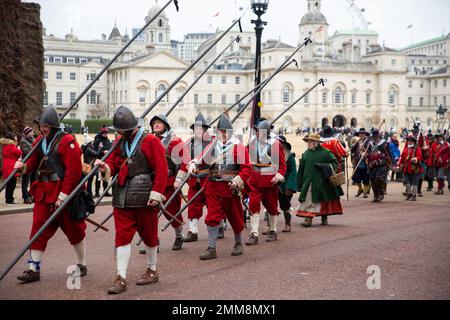 London, Vereinigtes Königreich, 29. Januar 2023, Kredit: Chrysoulla Kyprianou Rosling/Alamy News. Mitglieder der englischen Bürgerkriegsgesellschaft, die an der jährlichen Marschfahrt entlang der Mall und in die Pferdewache zum Gedenken an König Karls Ersten Hinrichtung am 30. Januar 1649 teilnehmen. Kredit: Chrysoulla Rosling/Alamy Live News Stockfoto