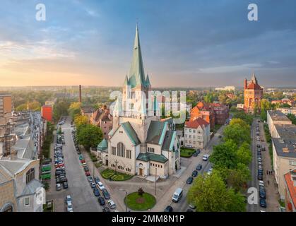 Breslau, Polen. Die Augustiner Kirche im Krzyki-Viertel aus der Vogelperspektive Stockfoto