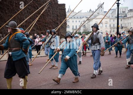 London, Vereinigtes Königreich, 29. Januar 2023, Kredit: Chrysoulla Kyprianou Rosling/Alamy News. Mitglieder der englischen Bürgerkriegsgesellschaft, die an der jährlichen Marschfahrt entlang der Mall und in die Pferdewache zum Gedenken an König Karls Ersten Hinrichtung am 30. Januar 1649 teilnehmen. Kredit: Chrysoulla Rosling/Alamy Live News Stockfoto