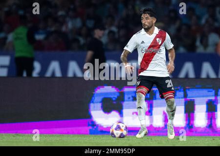 SANTIAGO DEL ESTERO, ARGENTINIEN, 28. Januar 2023: Milton Casco von River Plate Control Ball während des Torneo Binance 2023 des argentinischen Liga Profesionalspiels zwischen Central Cordoba und River Plate im Stadium Único Madre de Ciudades in Santiago del Estero, Argentinien am 28. Januar 2023. Foto von SFSI Stockfoto