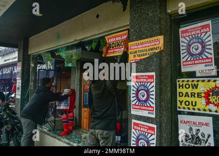 Malang, Indonesien. 29. Januar 2023. Die Fußballfans des Arema FC führten eine Demonstration vor dem Management-Büro des Arema FC Clubs durch, die im Chaos endete. Sie fordern von Arema FC Verantwortung für die Kanjuruhan-Tragödie, bei der 135 Menschen ums Leben kamen. (Foto: Moch Farabi Wardana/Pacific Press) Kredit: Pacific Press Media Production Corp./Alamy Live News Stockfoto