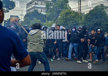 Malang, Indonesien. 29. Januar 2023. Die Fußballfans des Arema FC führten eine Demonstration vor dem Management-Büro des Arema FC Clubs durch, die im Chaos endete. Sie fordern von Arema FC Verantwortung für die Kanjuruhan-Tragödie, bei der 135 Menschen ums Leben kamen. (Foto: Moch Farabi Wardana/Pacific Press) Kredit: Pacific Press Media Production Corp./Alamy Live News Stockfoto