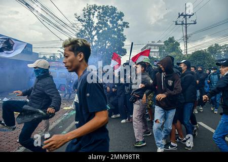 Malang, Indonesien. 29. Januar 2023. Die Fußballfans des Arema FC führten eine Demonstration vor dem Management-Büro des Arema FC Clubs durch, die im Chaos endete. Sie fordern von Arema FC Verantwortung für die Kanjuruhan-Tragödie, bei der 135 Menschen ums Leben kamen. (Foto: Moch Farabi Wardana/Pacific Press) Kredit: Pacific Press Media Production Corp./Alamy Live News Stockfoto