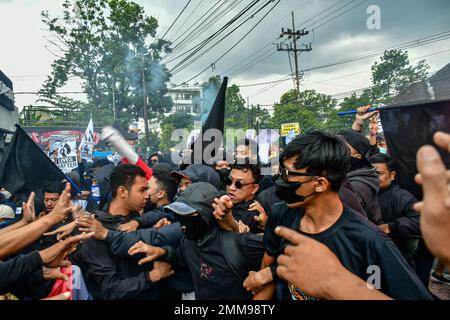 Malang, Indonesien. 29. Januar 2023. Die Fußballfans des Arema FC führten eine Demonstration vor dem Management-Büro des Arema FC Clubs durch, die im Chaos endete. Sie fordern von Arema FC Verantwortung für die Kanjuruhan-Tragödie, bei der 135 Menschen ums Leben kamen. (Foto: Moch Farabi Wardana/Pacific Press) Kredit: Pacific Press Media Production Corp./Alamy Live News Stockfoto