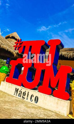 Tulum Mexico 23. Juli 2022 großes rotes Schild mit Schriftzug Tulum Magico in Tulum Quintana Roo Mexiko. Stockfoto