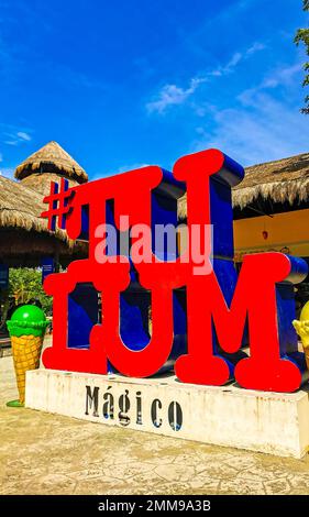 Tulum Mexico 23. Juli 2022 großes rotes Schild mit Schriftzug Tulum Magico in Tulum Quintana Roo Mexiko. Stockfoto