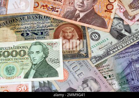 Verschiedene alte Bargeld-Banknoten aus verschiedenen Ländern der Welt, ein Haufen verschiedener Währungen, ein Haufen alter Retro-Scheine unterschiedlicher Herkunft Stockfoto