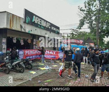 Malang, Ost-Java, Indonesien. 29. Januar 2023. Die Fußballfans des Arema FC führten eine Demonstration vor dem Management-Büro des Arema FC Clubs durch, die im Chaos endete. Sie fordern von Arema FC Verantwortung für die Kanjuruhan-Tragödie, bei der 135 Menschen ums Leben kamen. (Kreditbild: © Moch Farabi Wardana/Pacific Press via ZUMA Press Wire) NUR REDAKTIONELLE VERWENDUNG! Nicht für den kommerziellen GEBRAUCH! Stockfoto