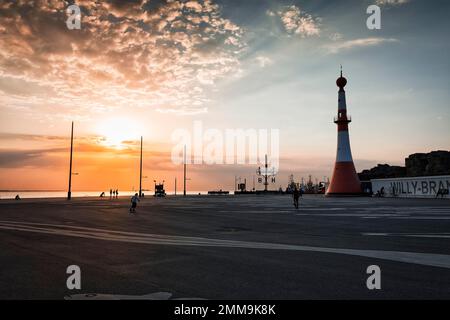 Willy-Brandt-Platz mit Leuchtturm Unterfeuer bei Sonnenuntergang, Hintergrundbeleuchtung, Strandkai, Havenwelten, Bremerhaven, Bremen, Deutschland Stockfoto