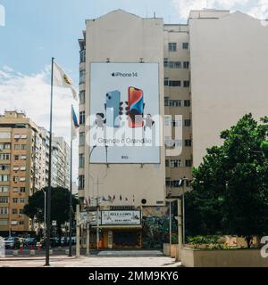 Eine Werbetafel für das neueste Apple iPhone, das iPhone 14 Pro, in Rio de Janeiro, Brasilien Stockfoto