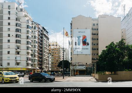 Eine Werbetafel für das neueste Apple iPhone, das iPhone 14 Pro, in Rio de Janeiro, Brasilien Stockfoto