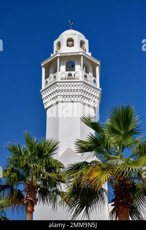 Minarett der Jawzaa Al-Qahtani-Moschee an der Corniche, Al Khobar, Provinz Ash-Sharqiyya, Persischer Golf, Saudi-Arabien Stockfoto