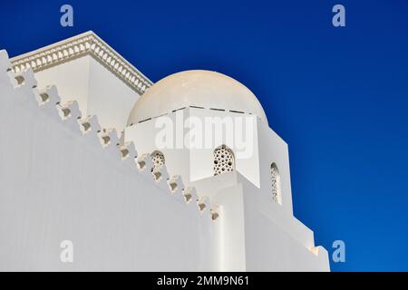 Die Seitenkuppel der Jawzaa Al-Qahtani-Moschee an der Corniche, Al Khobar, Ash-Sharqiyya Province, Persischer Golf, Saudi-Arabien Stockfoto