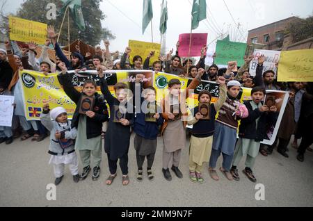 Peshawar, Pakistan. 29. Januar 2023. Anhänger der Moslem man's League-Partei halten während eines Protests gegen Schweden ein Plakat in Urdu mit der Aufschrift "Burning of the Koran is the worst type of Terrorism by Sweden". Der pakistanische Ministerpräsident Shahbaz Sharif, mehrere arabische Länder sowie die Türkei verurteilten am 23. Januar die Islamophobie, nachdem der schwedisch-dänische rechtsextreme Politiker Rasmus Paludan bei einer Kundgebung in Stockholm am 21. Januar eine Kopie des Korans verbrannte. (Foto: Hussain Ali/Pacific Press) Kredit: Pacific Press Media Production Corp./Alamy Live News Stockfoto