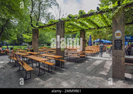 Biergarten im Park-Cafe, München, Oberbayern, Bayern, Deutschland Stockfoto