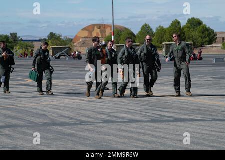 US Air Force F-35 Lightning II-Piloten, die dem 495. Fighter Squadron der Royal Air Force Lakenheath, England, zugewiesen wurden, verlassen ihr Flugzeug nach der Landung beim Tactical Leadership Program 22-3 auf der Los Llanos Air Base, Spanien, am 15. September 2022. Die TLP bereitet die Flugführer der NATO und der alliierten Streitkräfte darauf vor, Missionskommandanten zu sein, Luftanschlagpakete der Koalitionstruppen zu leiten und den NATO-Agenturen taktische Luftexpertise zu liefern. Stockfoto