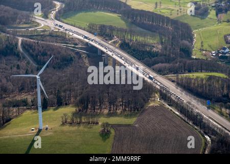 Stau auf dem Abschnitt der BAB 45 direkt vor dem Rahmede-Viadukt. Die Brücke ist wegen Beschädigung für den Verkehr gesperrt. Nach Norden Stockfoto