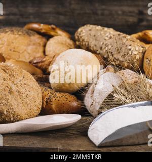 Mehl mit gebackenem Vollkornbrottisch. Auflösung und hochwertige Fotos Stockfoto