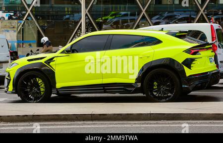 Lamborghini Urus Mittelgroßer Luxus-Crossover-SUV im gelben Tag hält an der Ampel in Madrid Spanien Stockfoto