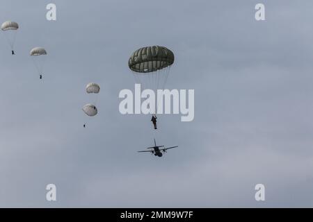 Fallschirmjäger aus 14 verschiedenen Nationen kommen im Rahmen der Übung Falcon Leap 22 am 15. September 2022 in die Hechtelse Heide Drop Zone, Belgien. Übung Falcon Leap ist eine jährliche Flugübung, die in historischen Fallzonen in den Niederlanden und Belgien durchgeführt wird, um die Interoperabilität zwischen Verbündeten und internationalen Partnern zu fördern. Stockfoto