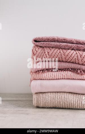 Gestapelte Strickpullover floor2. Auflösung und hochwertige Fotos Stockfoto