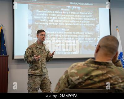 USA Armeekollege James Watts, Kommandeur der Medizinischen Abteilung Activity Alaska, informiert die medizinische Leitung des Alaska Market der Gesundheitsbehörde am 15. September 2022 in Anchorage, Alaska, über die Mission und Vision der Organisation. Dies war das erste Mal, dass alle Führungsteams von DHA Alaska zusammenkamen, um die Zukunft des Programms zu diskutieren. Während der Konferenz trafen sich Befehlsteams der Joint Base Elmendorf-Richardson, des Luftwaffenstützpunkts Eielson und der Medical Department Activity-Alaska in Fort Wainwright, um einen strategischen Plan, eine Vision und Handlungslinien für eine umfassende Gesundheitspflege zu erarbeiten Stockfoto