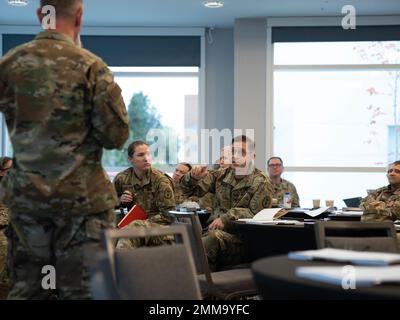 USA Air Force Oberst Michael FEA, Befehlshaber der 673d Medical Group und Direktor des Alaska Market, präsentiert der medizinischen Leitung im Alaska Market der Defense Health Agency am 15. September 2022 in Anchorage, Alaska. Dies war das erste Mal, dass alle Führungsteams von DHA Alaska zusammenkamen, um die Zukunft des Programms zu diskutieren. Während der Konferenz trafen sich Befehlsteams der Joint Base Elmendorf-Richardson, des Luftwaffenstützpunkts Eielson und der Medical Department Activity-Alaska in Fort Wainwright, um einen strategischen Plan, eine Vision und Handlungslinien für eine umfassende Gesundheitsversorgung zu erarbeiten Stockfoto