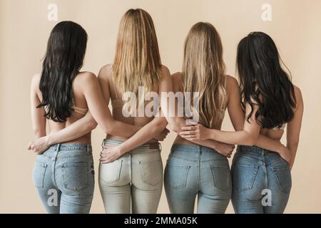 Lange, schlanke Frauen, die zusammenstehen. Auflösung und hochwertige Fotos Stockfoto