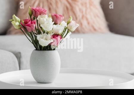 Vase mit Blumenstrauß und Kopierbereich. Auflösung und hochwertige Fotos Stockfoto