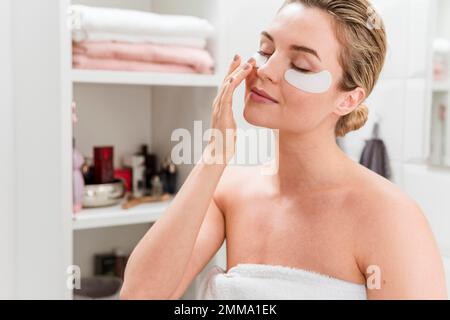 Kollagenaugenmaske feuchtigkeitsspendendes Selbstpflegekonzept. Schönes Foto Stockfoto