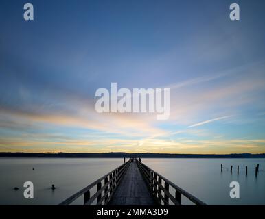 Dampfpier bei Sonnenaufgang am Ammersee, Schondorf, Oberbayern, Bayern, Deutschland Stockfoto