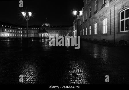 Neues Schloss Stuttgart, Deutschland, schwarz-weiß, monochrom, schwarz und weiß, Nachtaufnahme, mystisch, Regenwetter Stockfoto