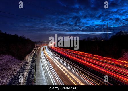 Lange Verkehrsbelastung auf deutscher Autobahn, nachts, bewölkter Himmel, Winter, stuttgart Stockfoto