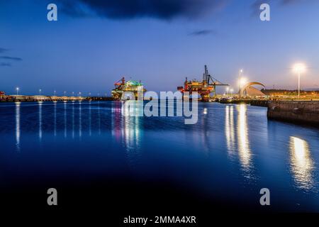 Nachtsicht auf zwei Bohrinseln an der Küste von Santa Cruz de Teneriffa, lange Exposition Stockfoto