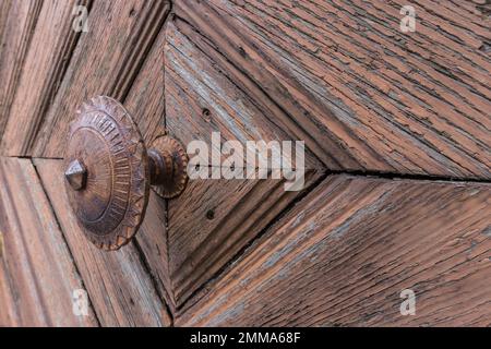 Detail einer Tür aus einem alten Haus Stockfoto