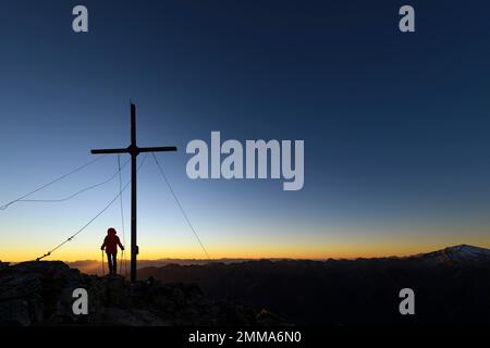 Der Gipfel von Vermoispitze kreuzt bei Sonnenaufgang mit den Südtiroler Bergen im Hintergrund, Naturn, Südtirol, Italien Stockfoto