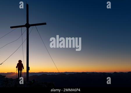 Der Gipfel von Vermoispitze kreuzt bei Sonnenaufgang mit den Südtiroler Bergen im Hintergrund, Naturn, Südtirol, Italien Stockfoto