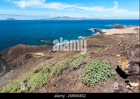 Blick vom Gipfel des Vulkans Montana La Caldera, Küste, Islote de Lobos, Fuerteventura, zurück Lanzarote, Atlantik, Kanarische Inseln, Spanien Stockfoto