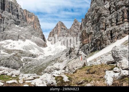 Mittlerer Gipfel Cima Sella (2917 m), Blick auf den schneebedeckten Pass Bocca del Tuckett, Brenta Massif, Brenta Dolomiten, nahe Molveno, Malfein, Provinz Stockfoto