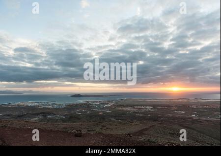 Sonnenaufgang auf dem Meer, Blick vom Kraterrand, Vulkan Bayuyo, Place Corralejo, hinter Islote de Lobos, Fuerteventura, Kanarische Inseln, Spanien Stockfoto